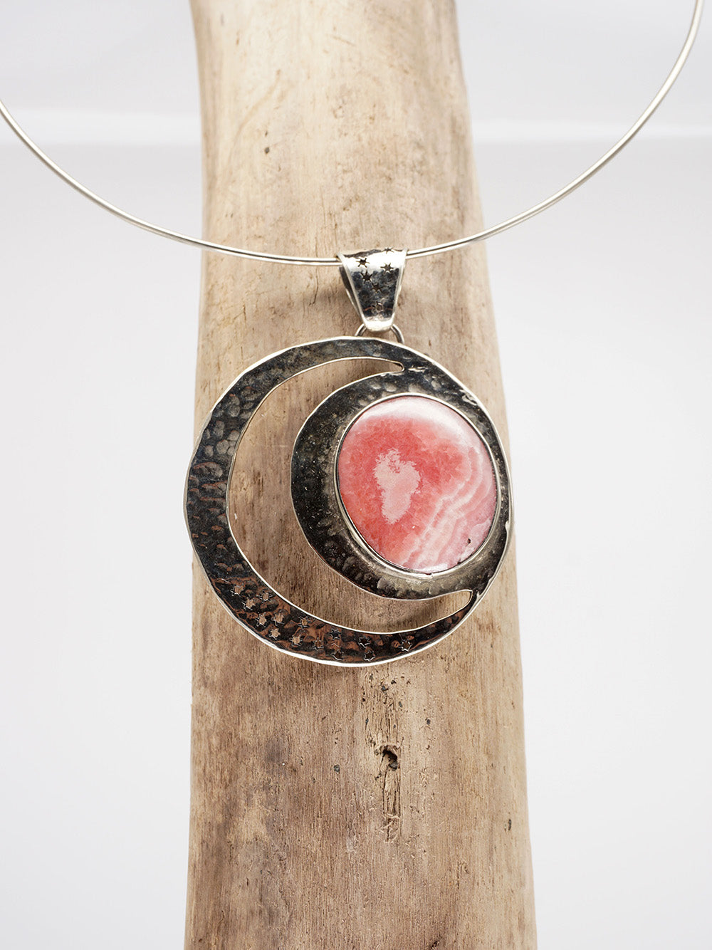 Runder Anhänger mit einem Rhodochrosit und Halskette.