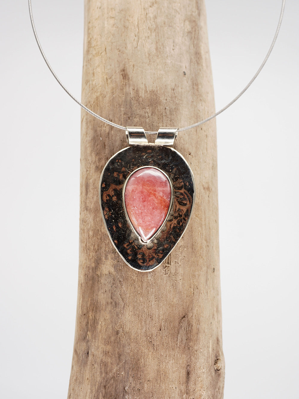 Tropfenförmiger Anhänger mit einem Rhodochrosit und Halskette.