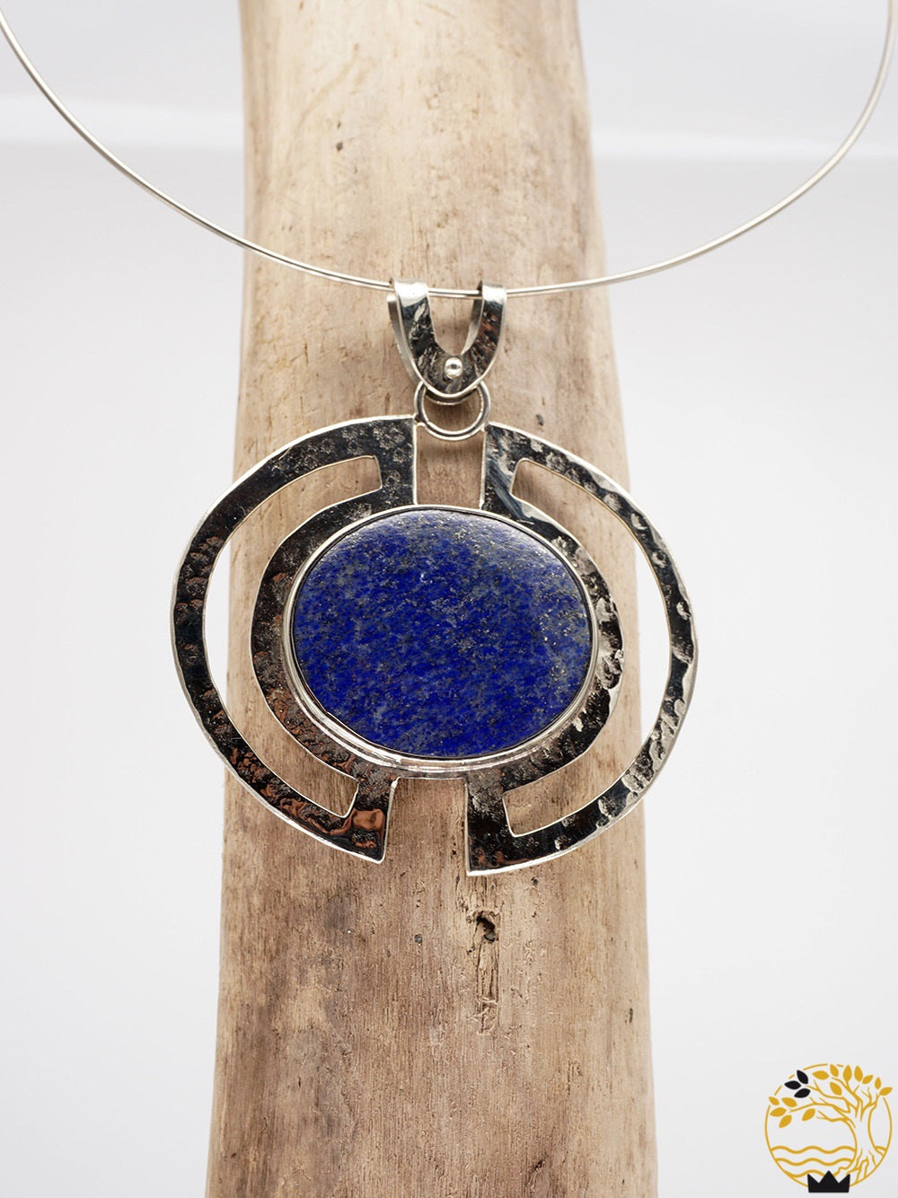 Runder Anhänger mit einem Lapislazuli und Halskette