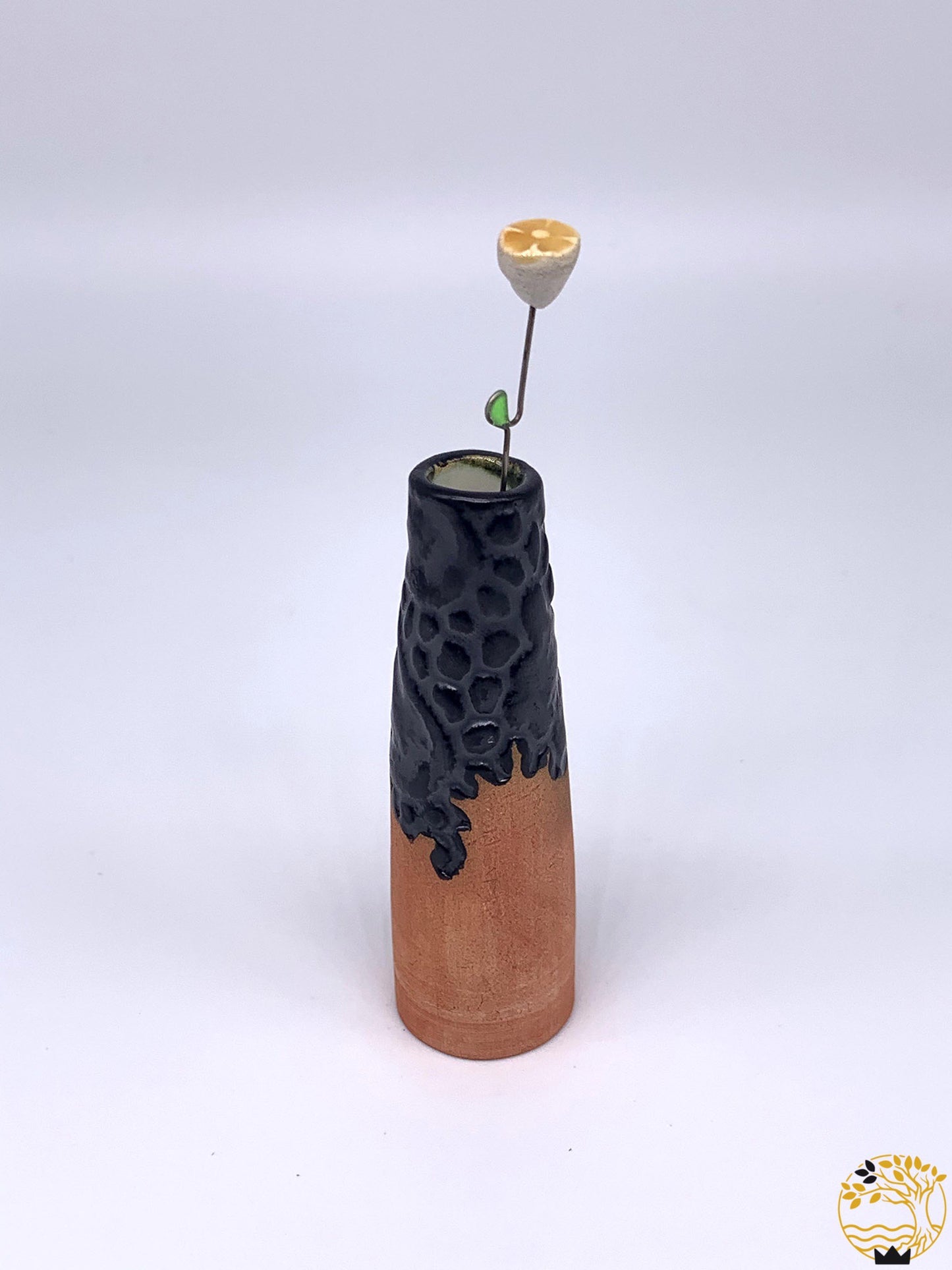 Keramik Vase mit Blume in nachtblau - werkvoll.ch