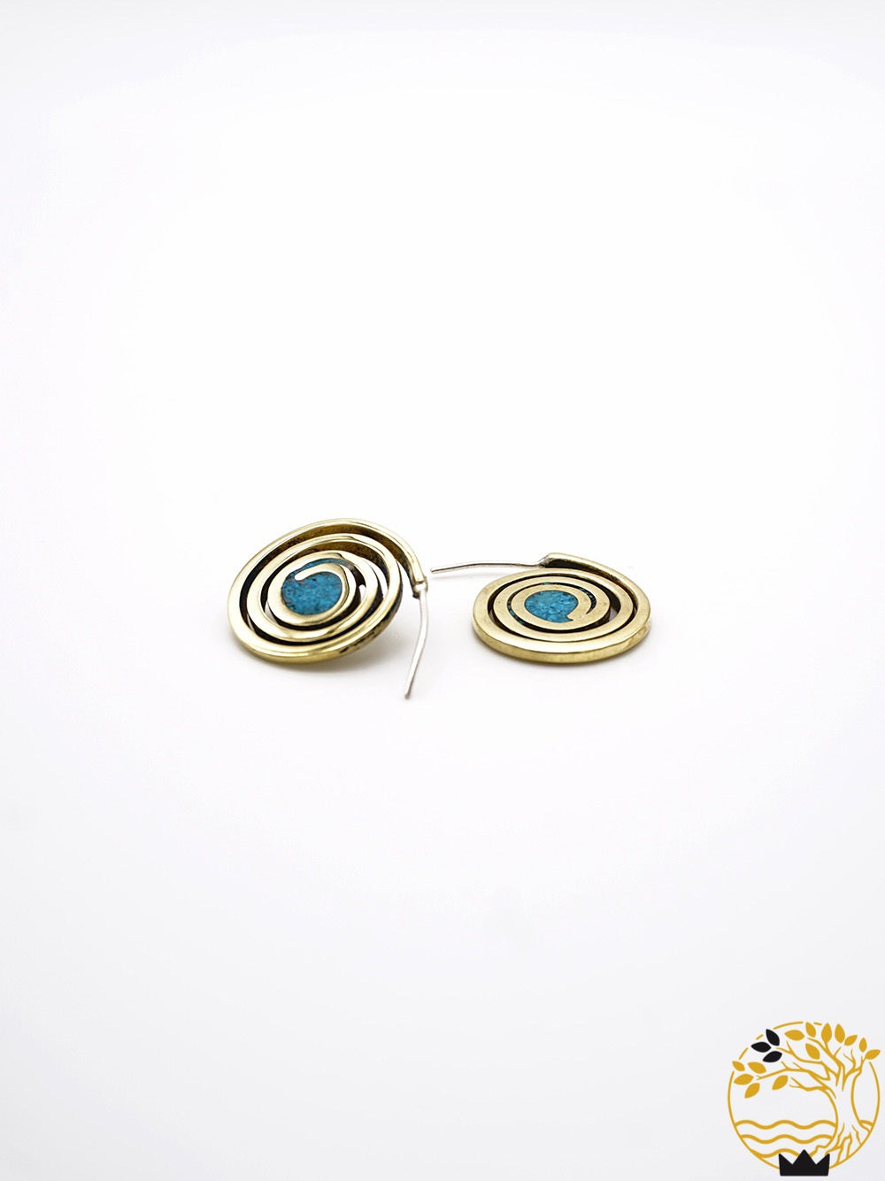 Spiralförmige Ohrstecker aus Bronze mit blauem Sand