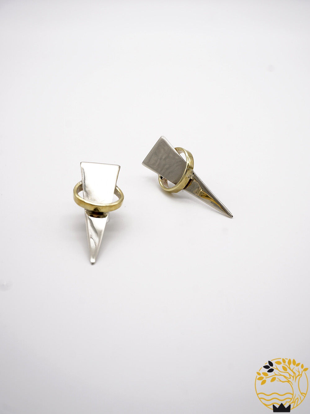 Dreieckige Ohrstecker aus Edelstahl und Bronze Ring.