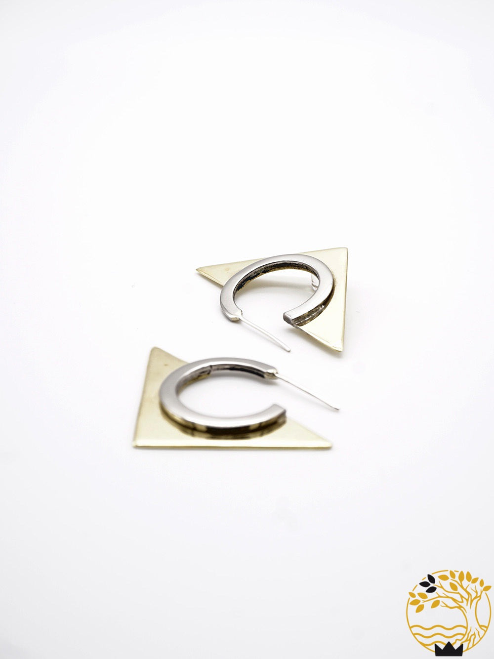 Dreieckige Ohrstecker aus Edelstahl und Bronze.