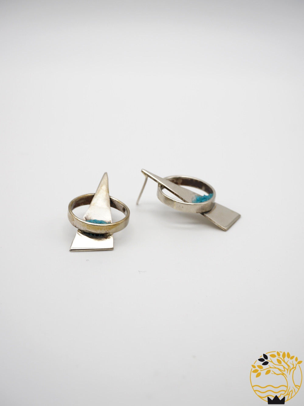 Dreieckige Ohrstecker aus Edelstahl und blauem Sand.