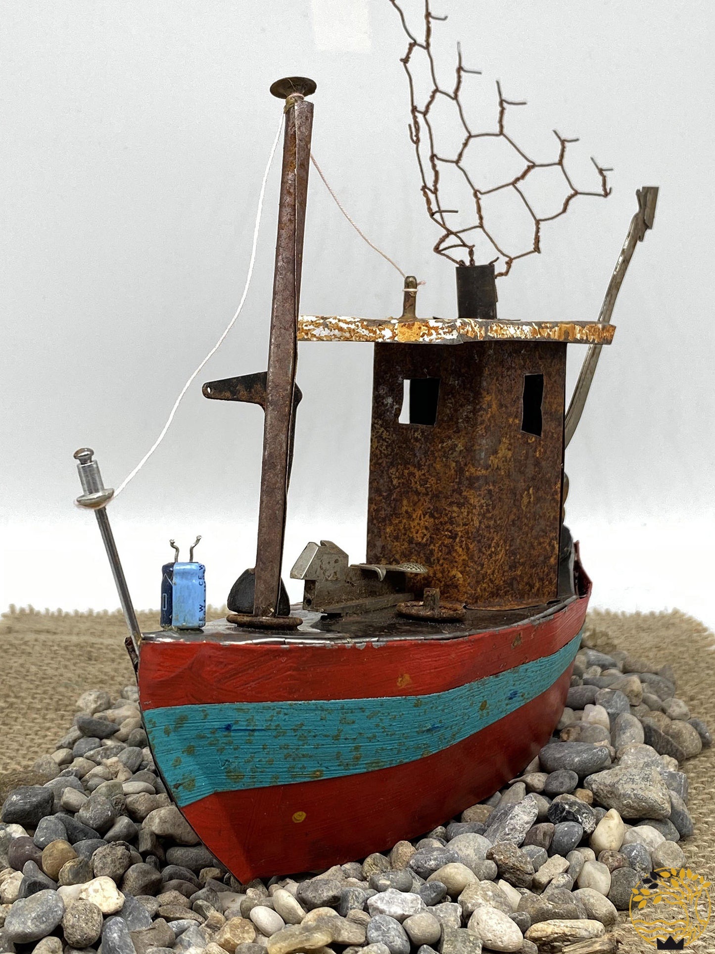 Fischerboot zum Aufstellen aus recyceltem Material rot/hellblau - werkvoll.ch