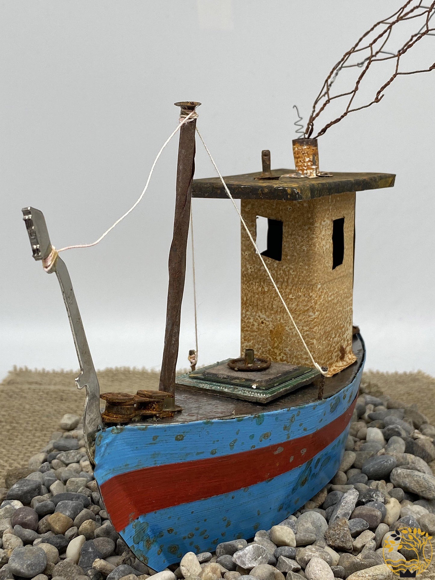 Fischerboot zum Aufstellen aus recyceltem Material hellblau/rot - werkvoll.ch