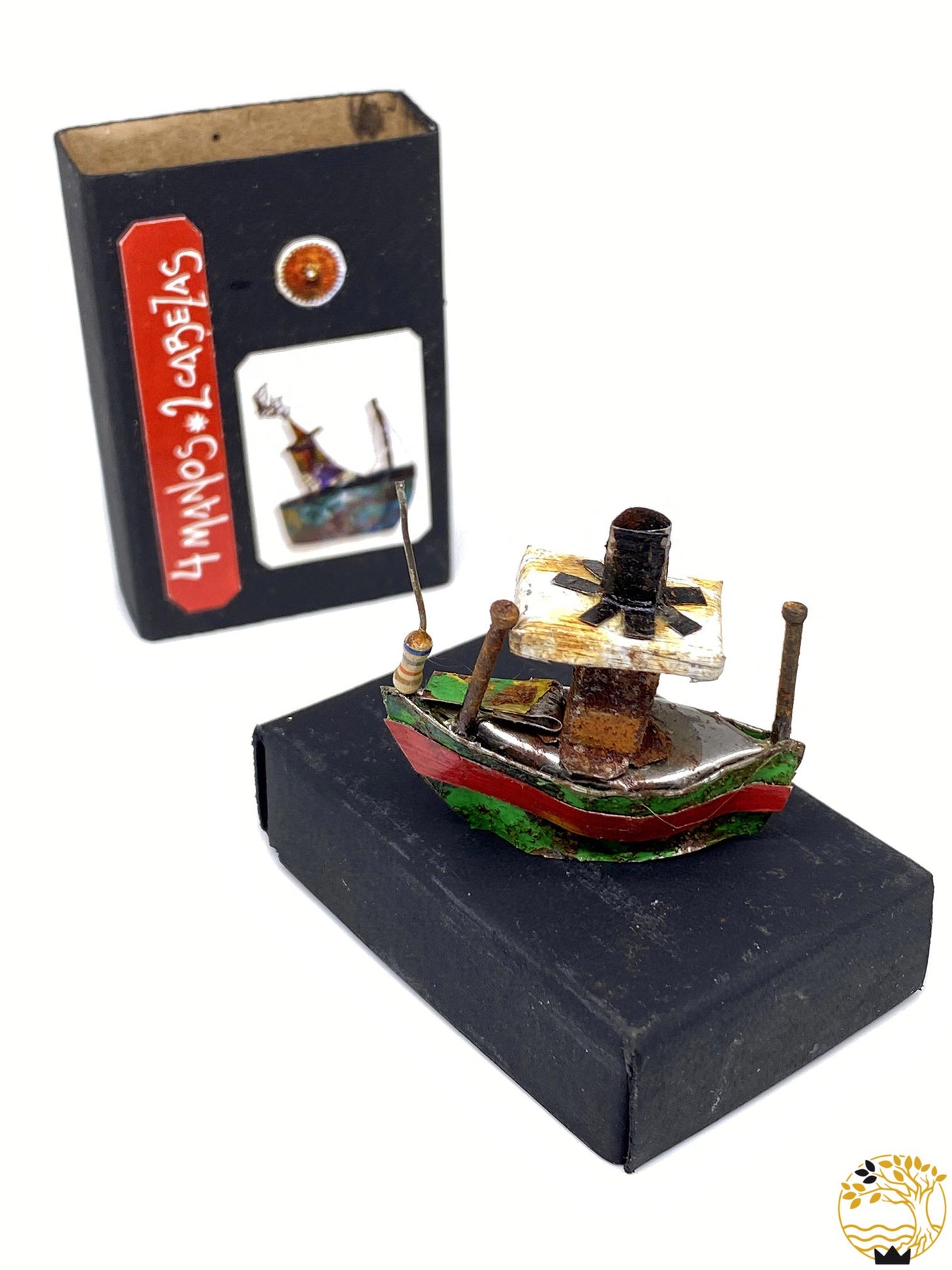Fischerboot aus recyceltem Material in Zündholzschachtel grün/rot/grün - werkvoll.ch