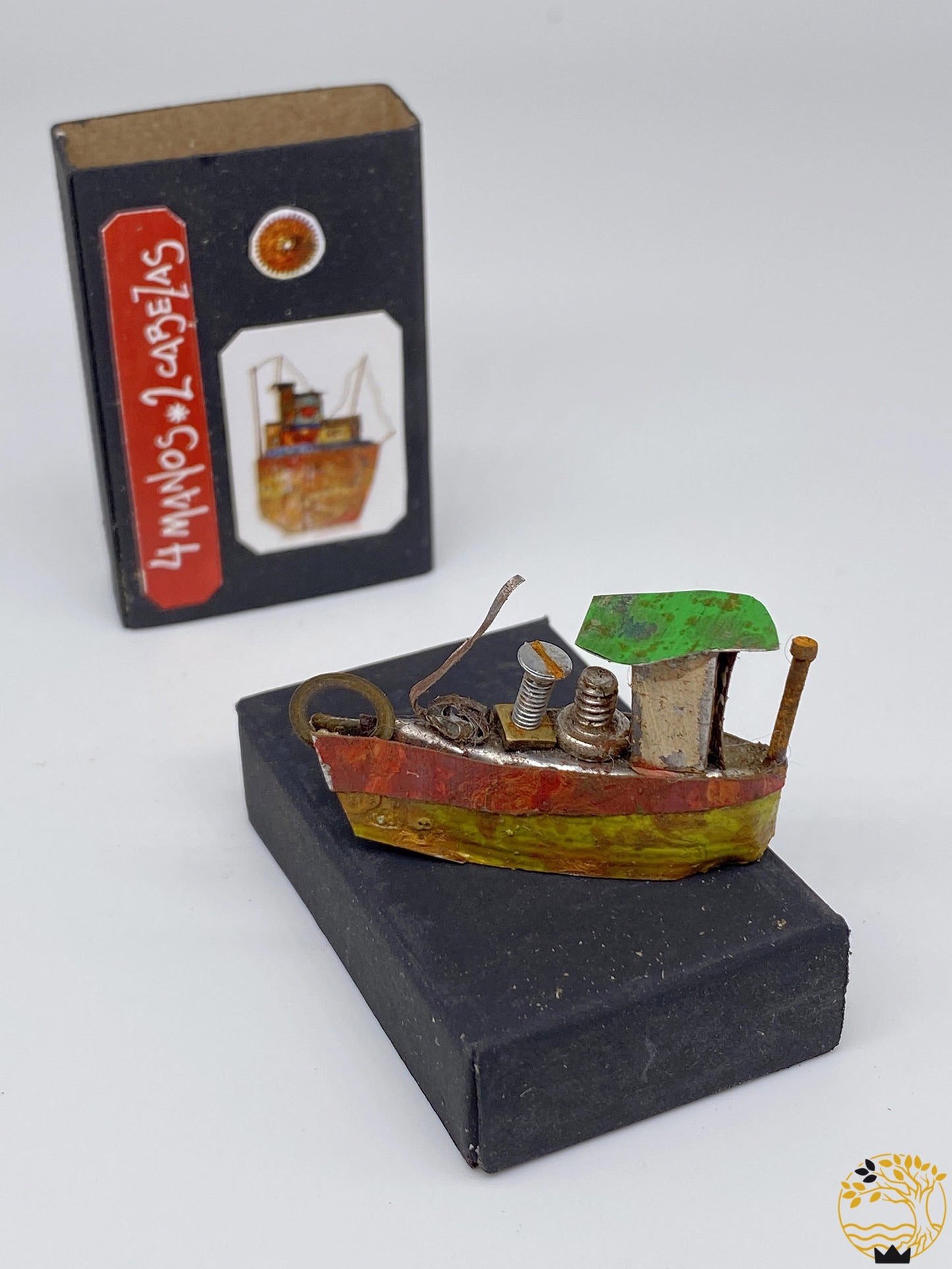 Fischerboot aus recyceltem Material in Zündholzschachtel gelb/rot - werkvoll.ch