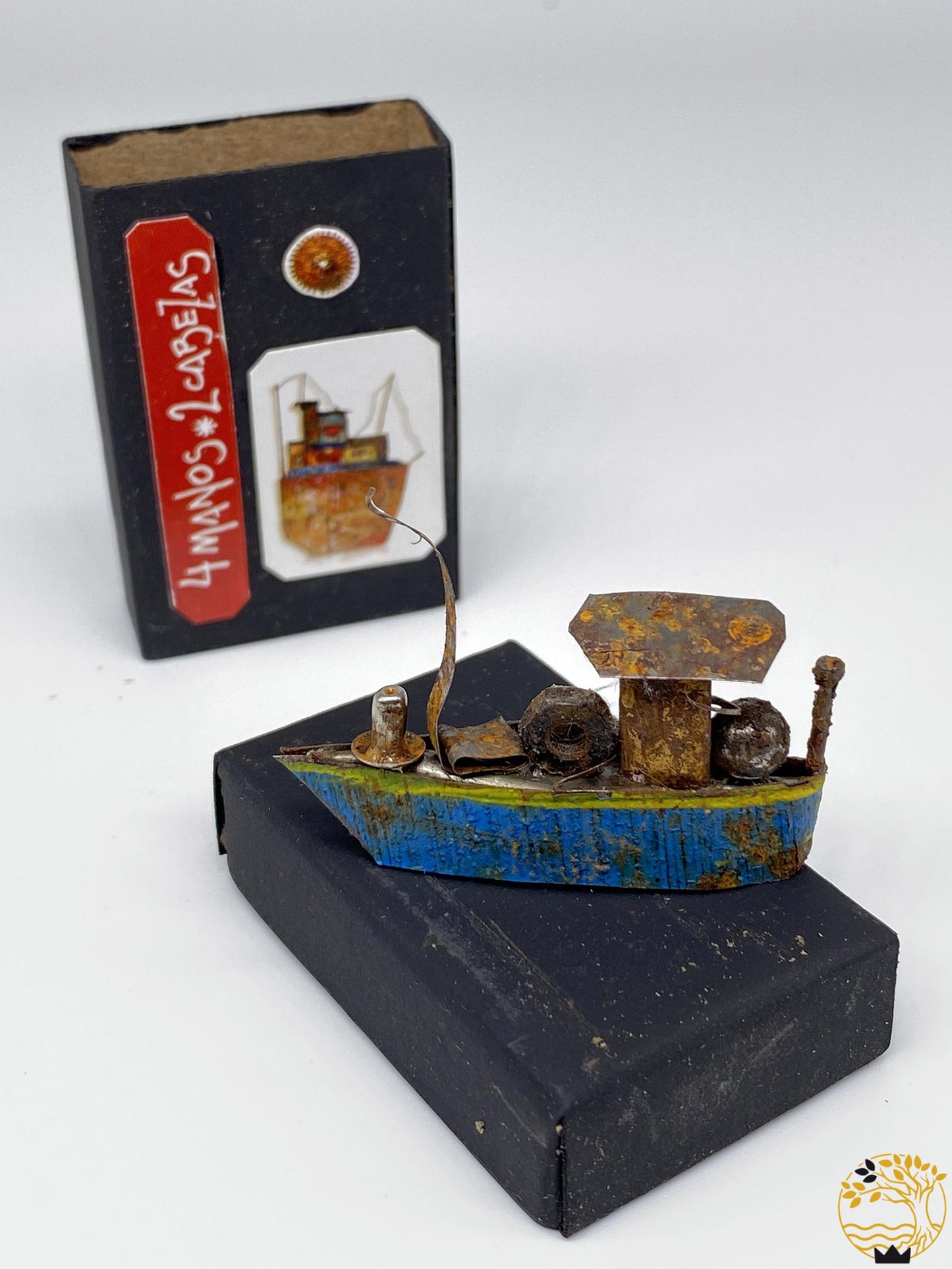 Fischerboot aus recyceltem Material in Zündholzschachtel blau & gelb - werkvoll.ch