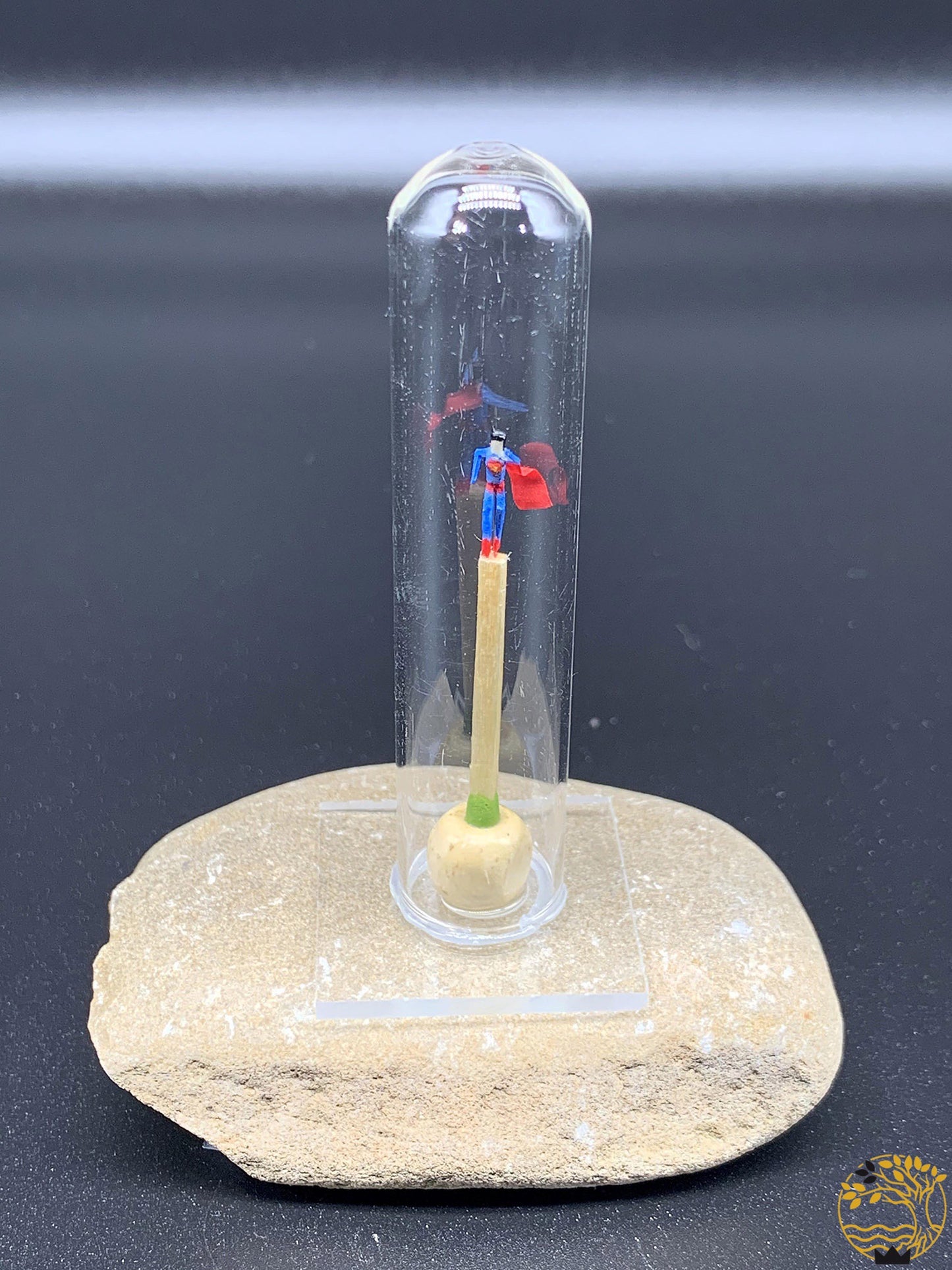 Superman aus einem geschnitzten Zündholz