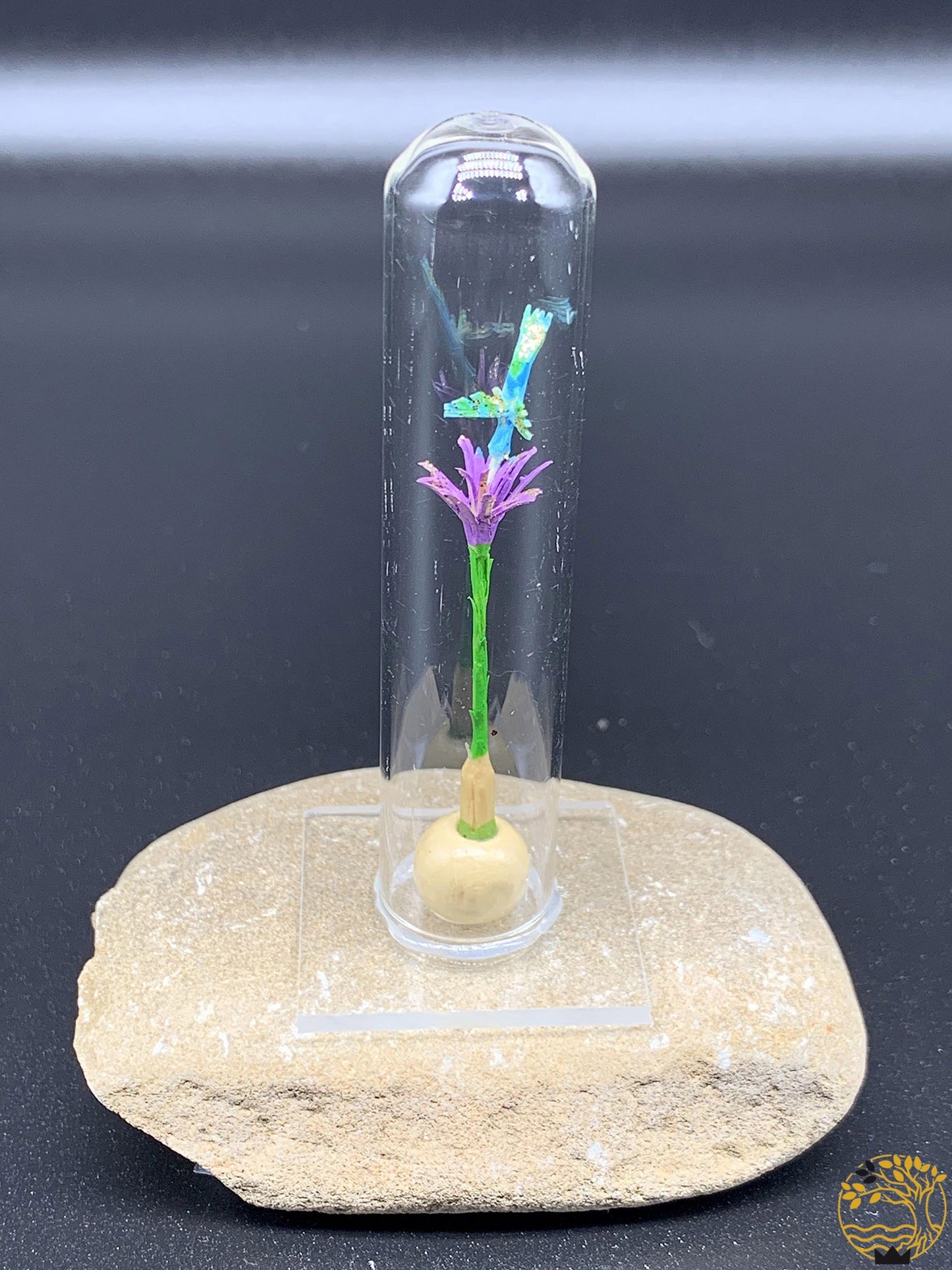 Kolibri auf violetter Blume aus einem geschnitzten Zündholz - werkvoll.ch