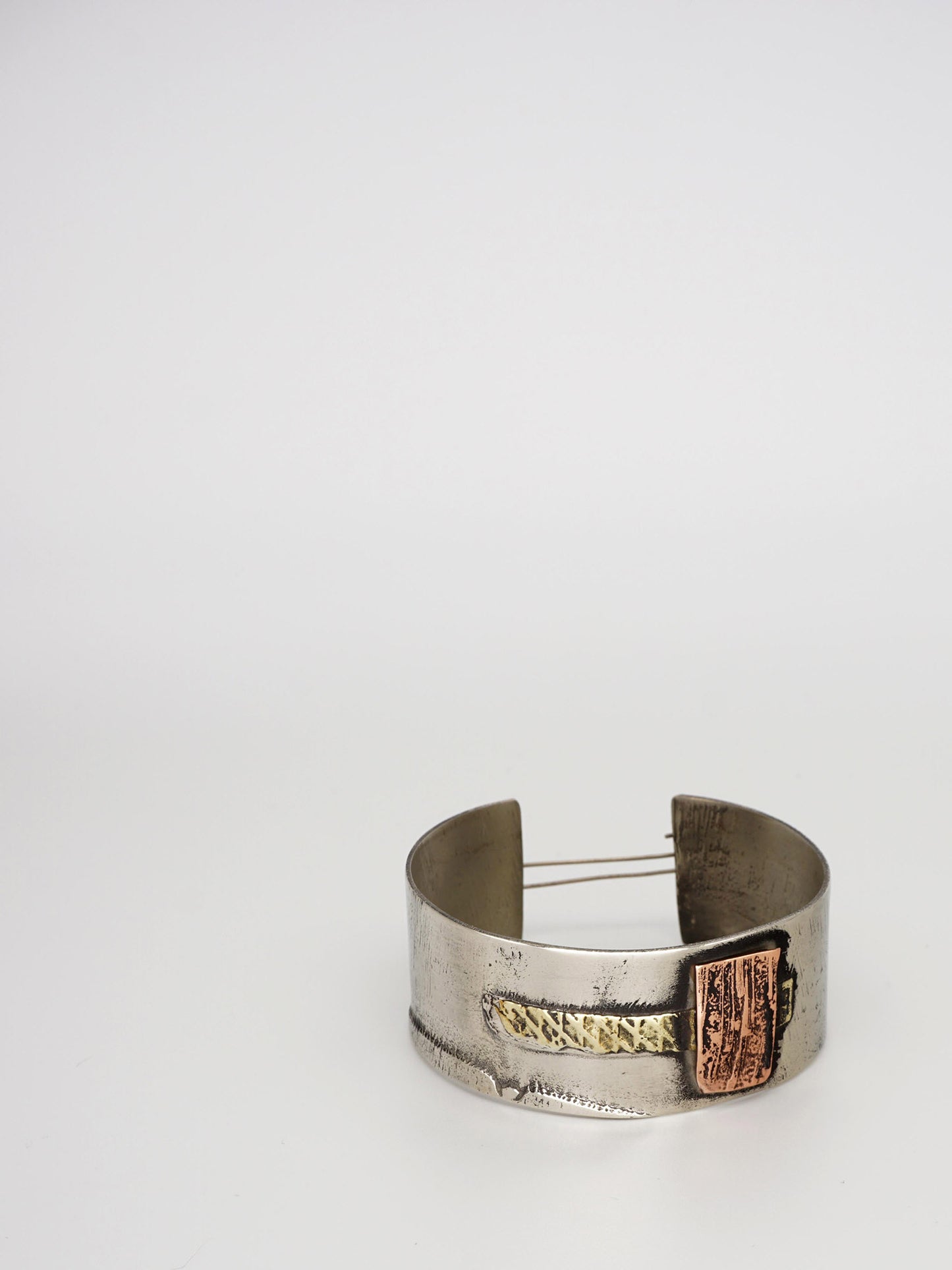 Armband aus verschiedenen Metallen mit Verschluss.