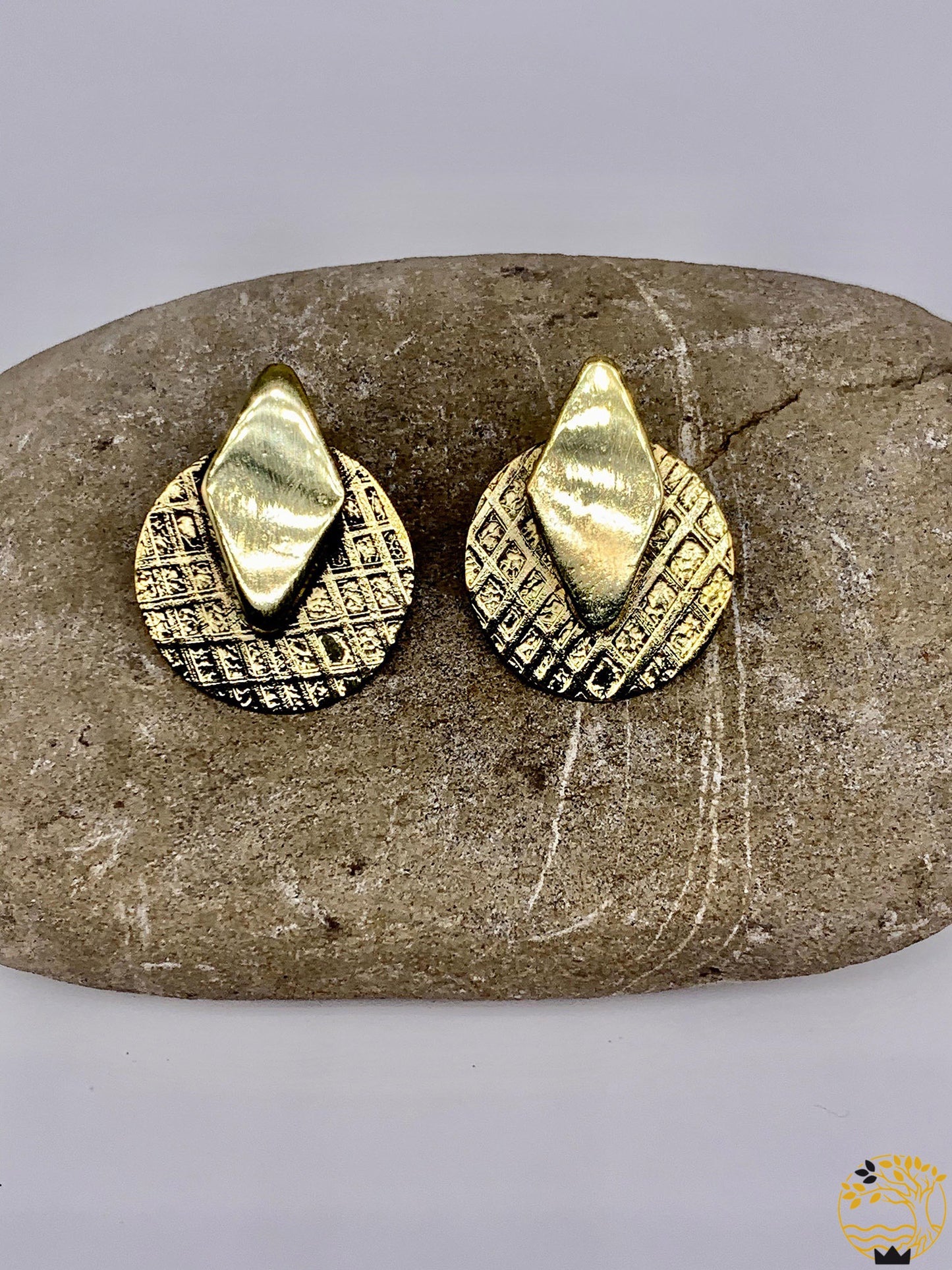 Goldene runde Ohrstecker mit Rhombus und Karomuster