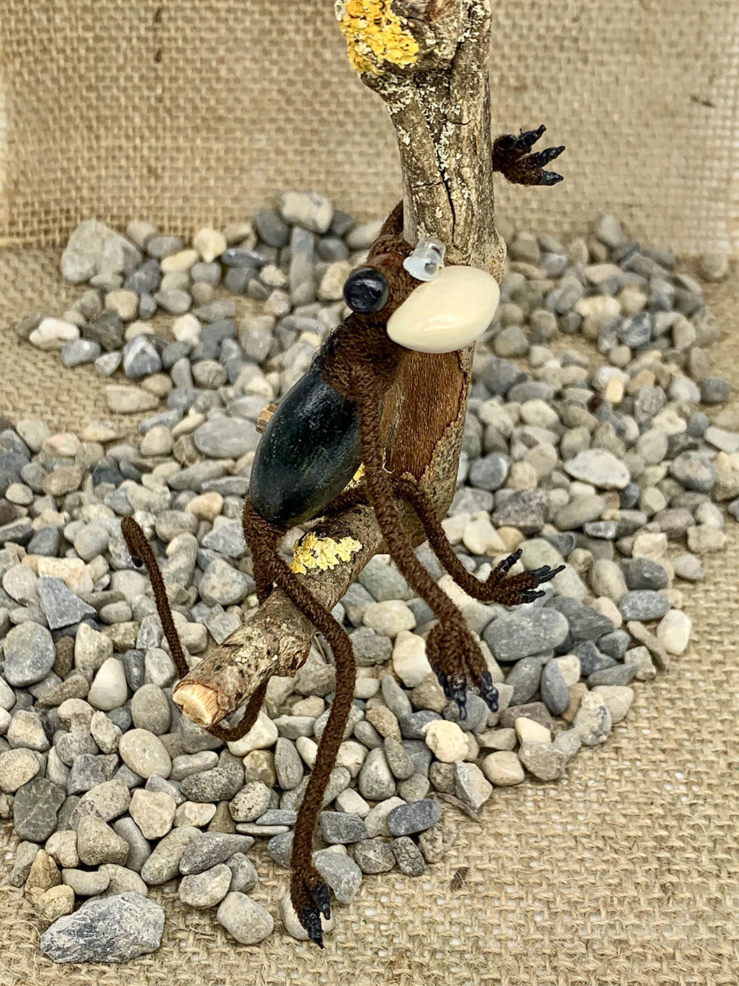 Äffchen aus Wolle, Draht und Holz.
