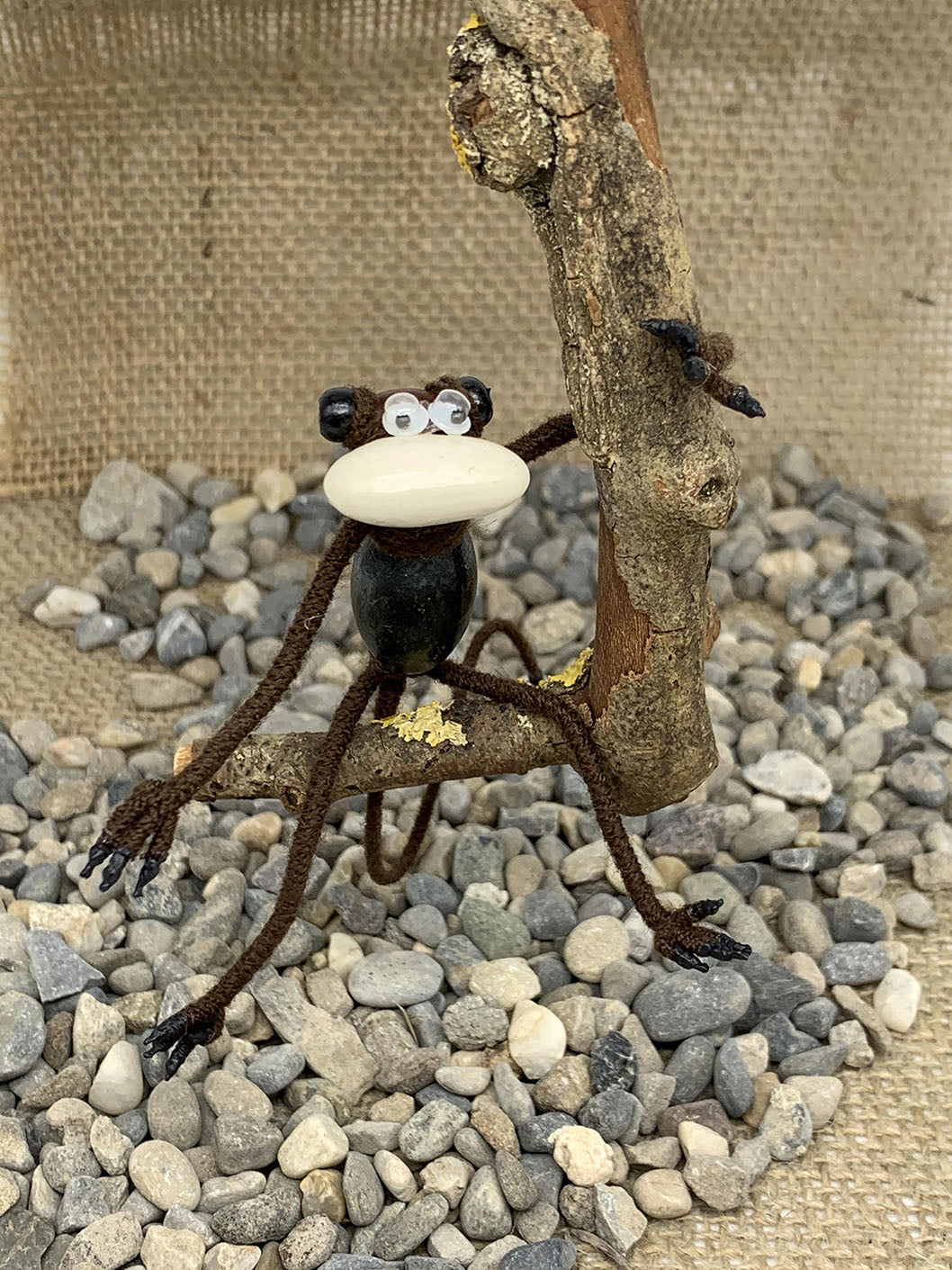 Äffchen aus Wolle, Draht und Holz.
