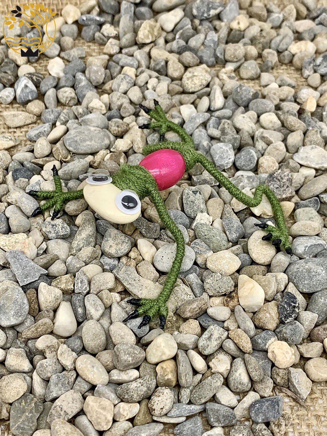 Frosch aus Wolle, Draht und Holz mit pinkem Bauch - werkvoll.ch