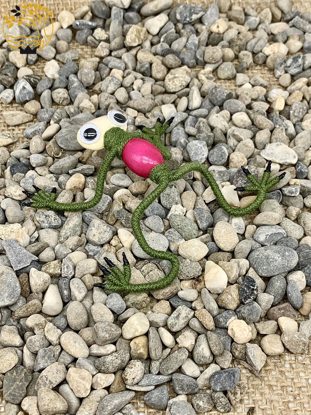 Frosch aus Wolle, Draht und Holz mit pinkem Bauch - werkvoll.ch