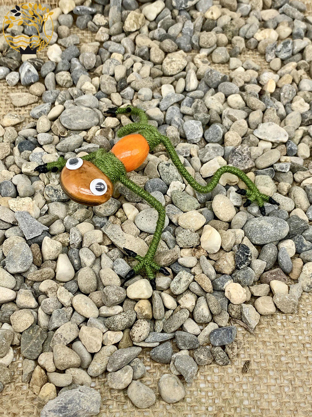 Frosch aus Wolle, Draht und Holz mit orangem Bauch - werkvoll.ch