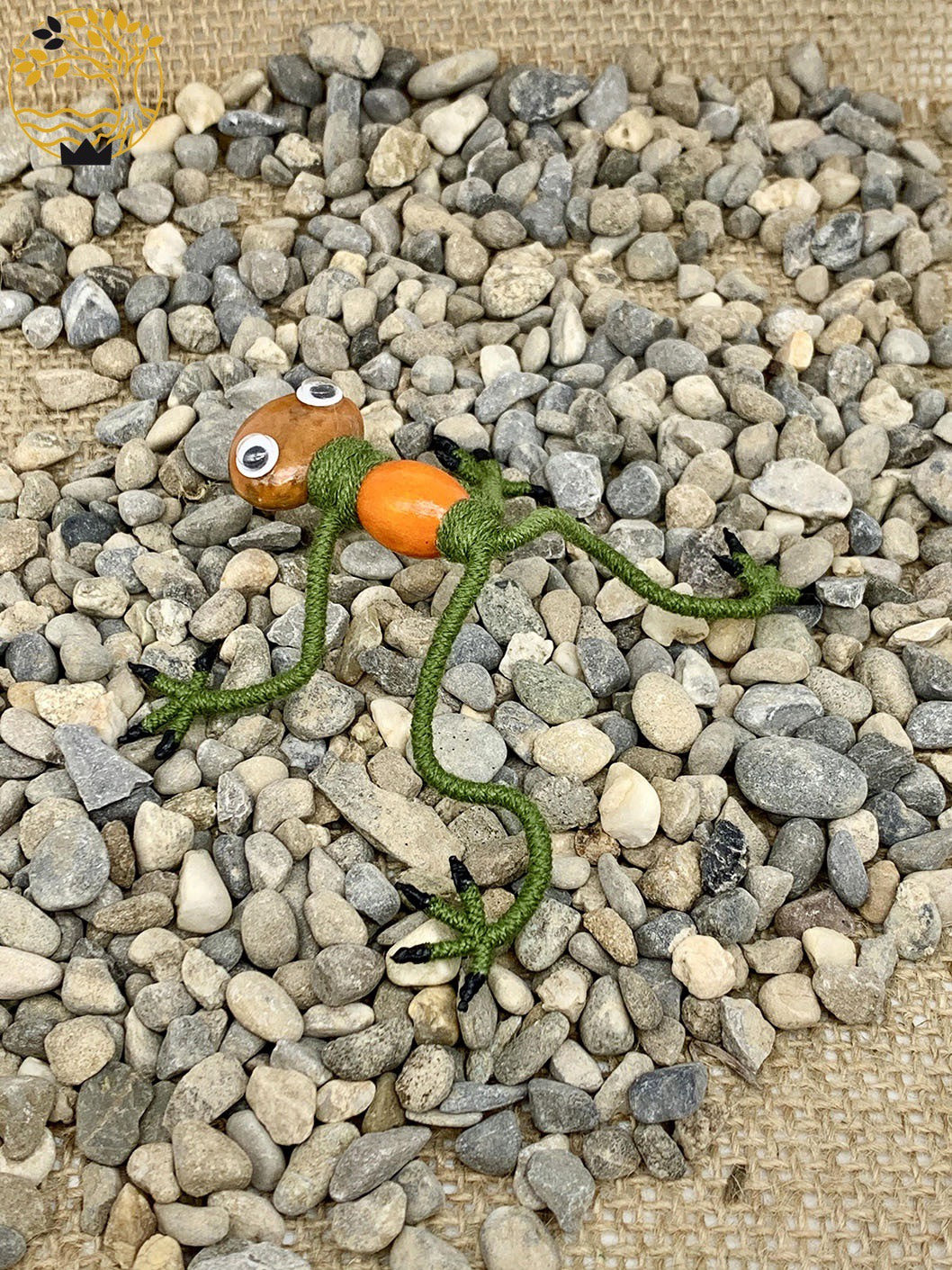 Frosch aus Wolle, Draht und Holz mit orangem Bauch - werkvoll.ch