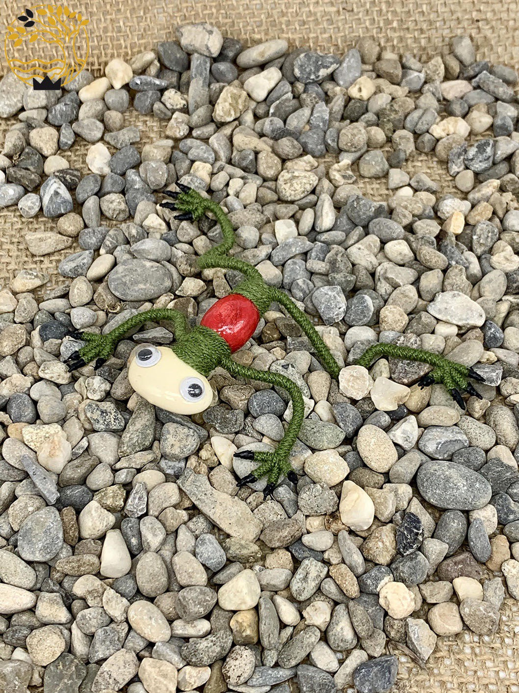 Frosch aus Wolle, Draht und Holz - werkvoll.ch