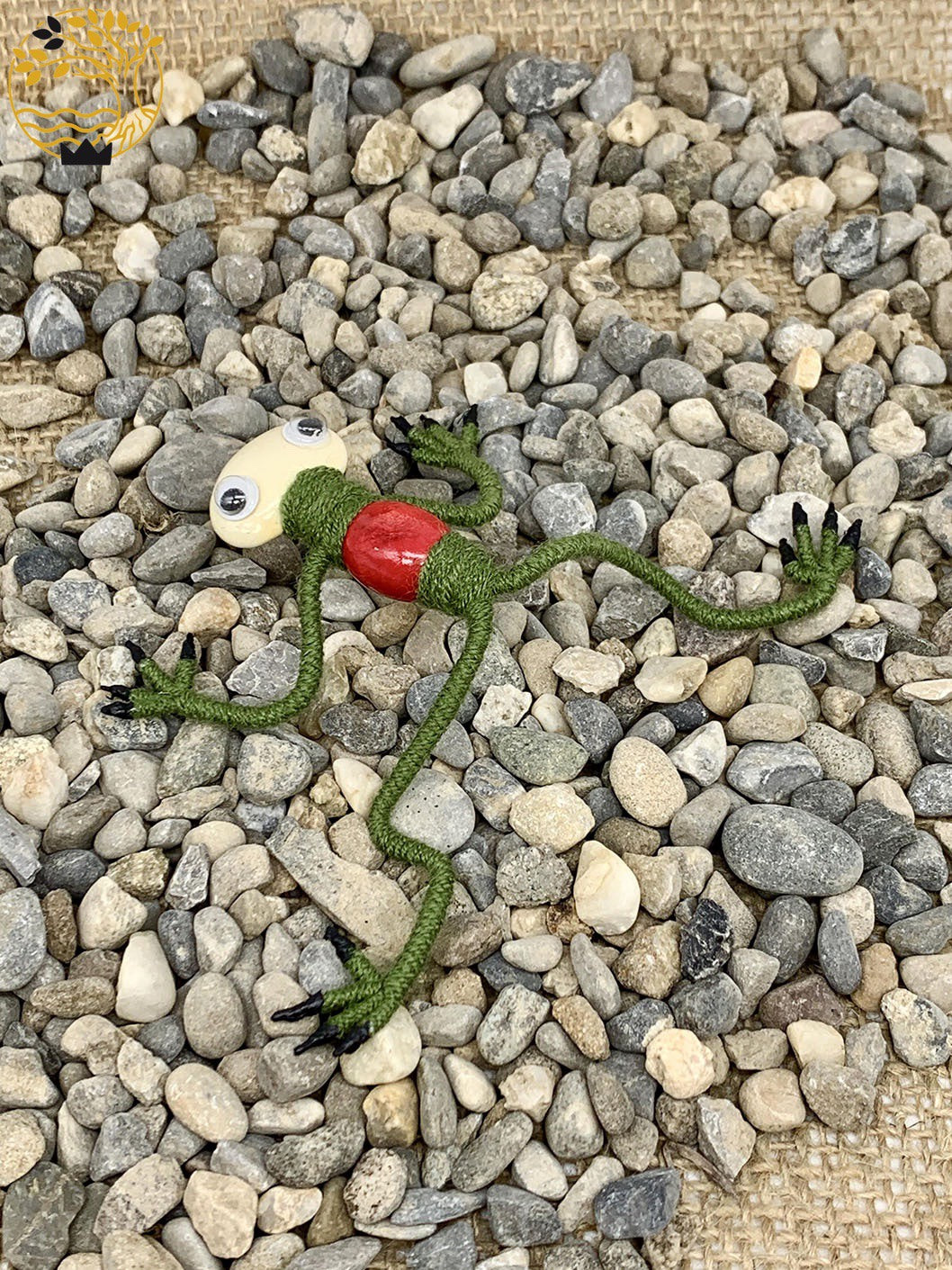 Frosch aus Wolle, Draht und Holz - werkvoll.ch