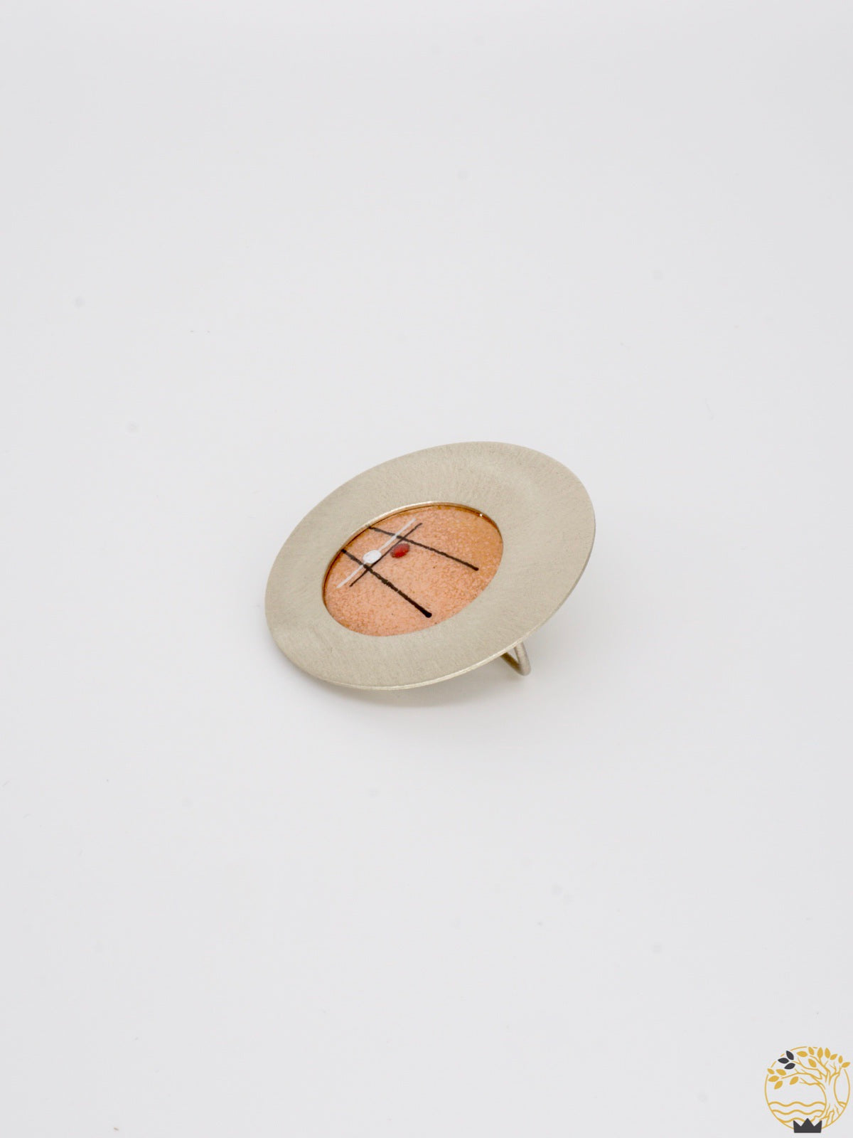 Runde Brosche mit einer Emaillierung in Apricot