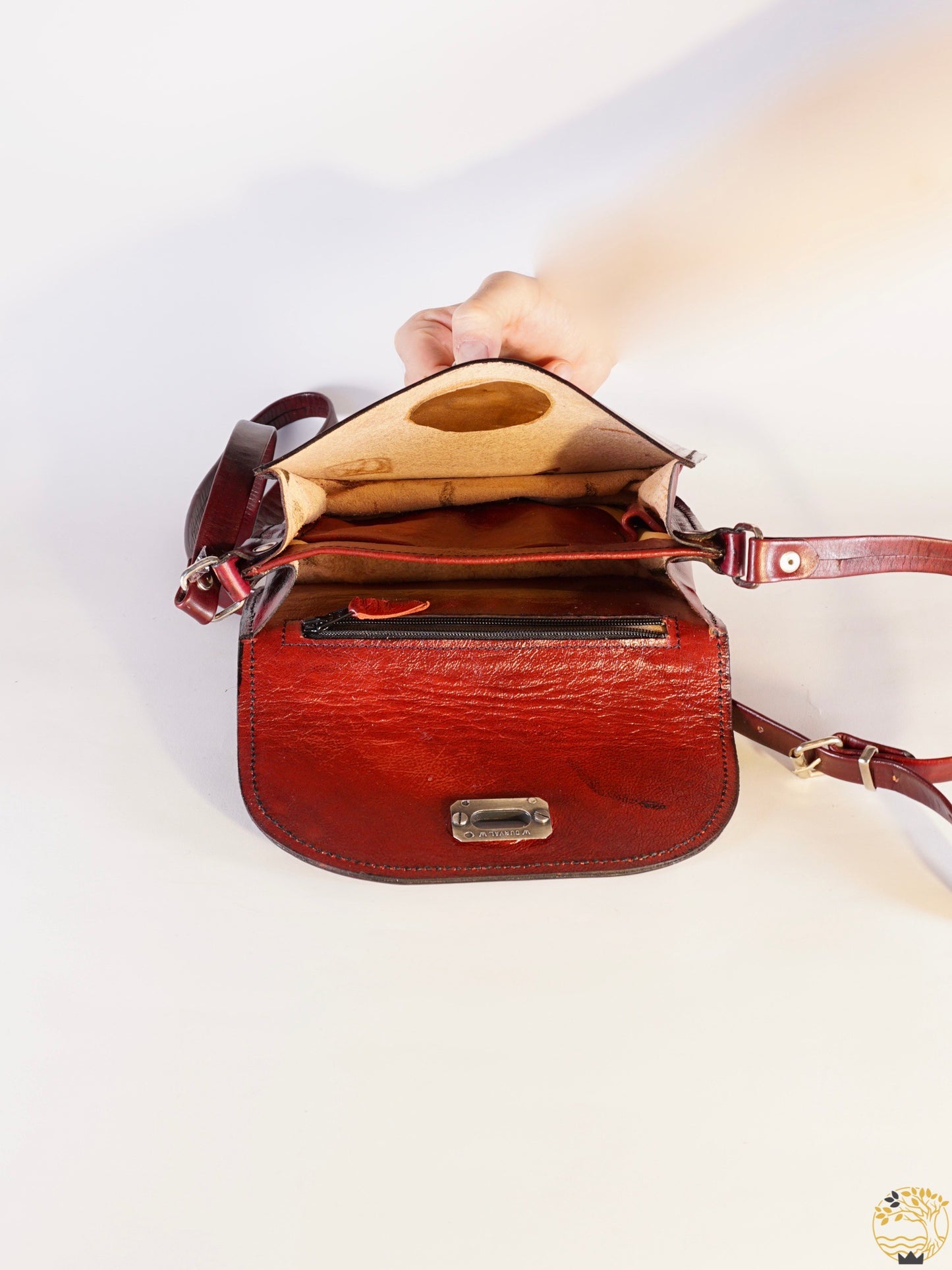 Ledertasche in Bordeaux zum umhängen - werkvoll.ch