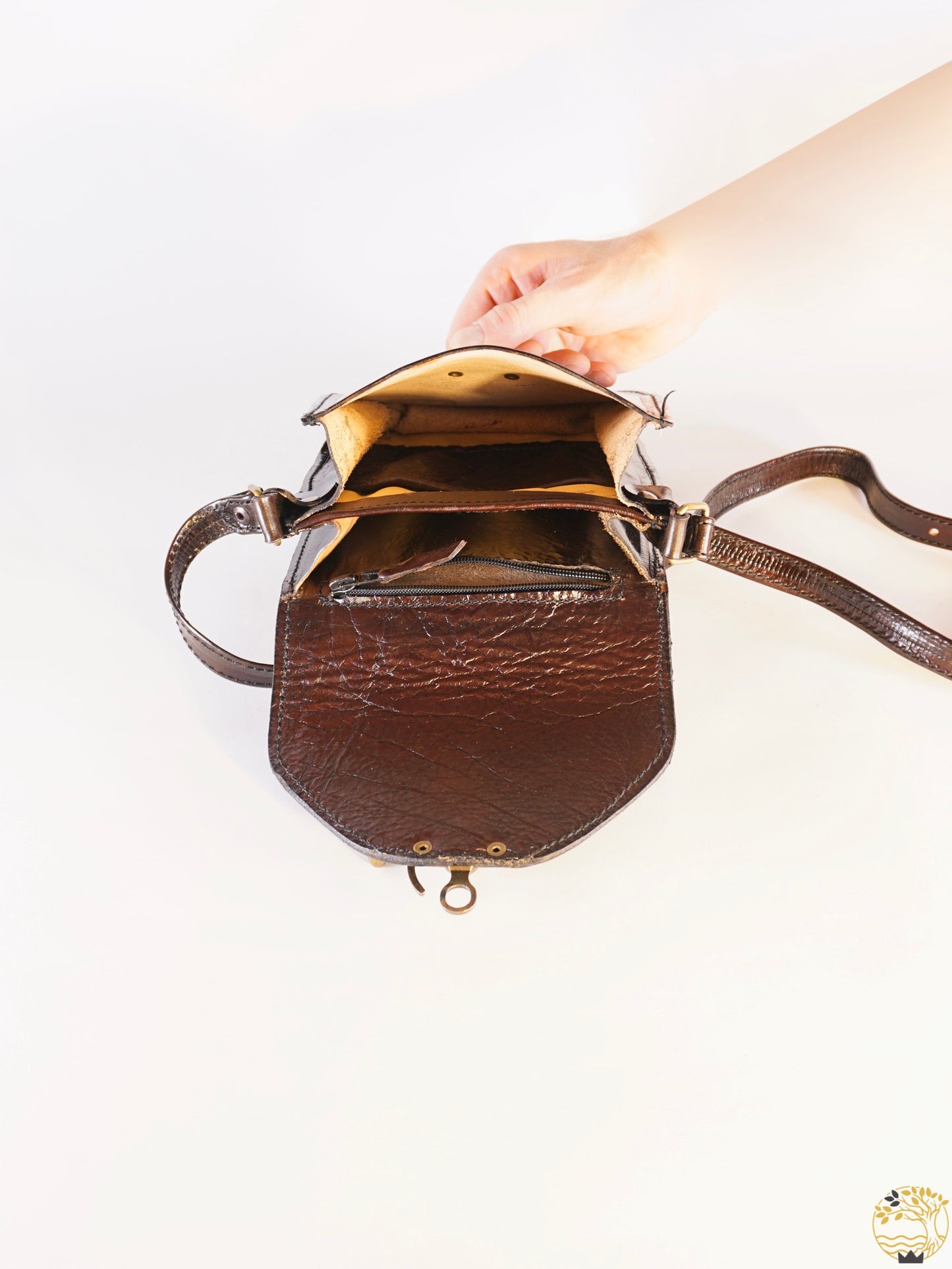 Längliche dunkelbraune Tasche zum umhängen - werkvoll.ch