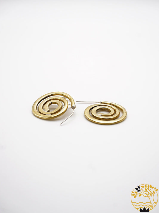 Spiralförmige Ohrstecker aus Bronze