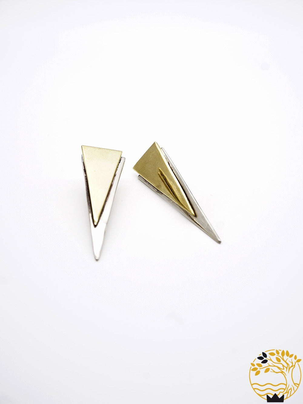 Dreieckige Ohrstecker aus Edelstahl und Bronze übereinander.